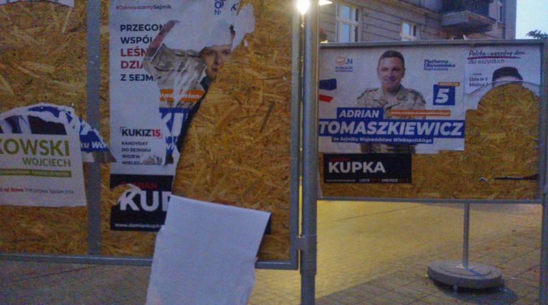 Pozrywane plakaty wyborcze na Półwiejskiej