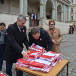 Prezydenci rozdawali flagi mieszkańcom Poznania - zdjęcia