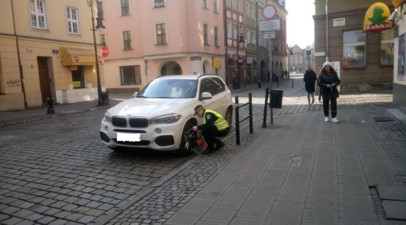 Poznań: Mieszkańcy zasypują straż miejską donosami. O źle zaparkowanych samochodach