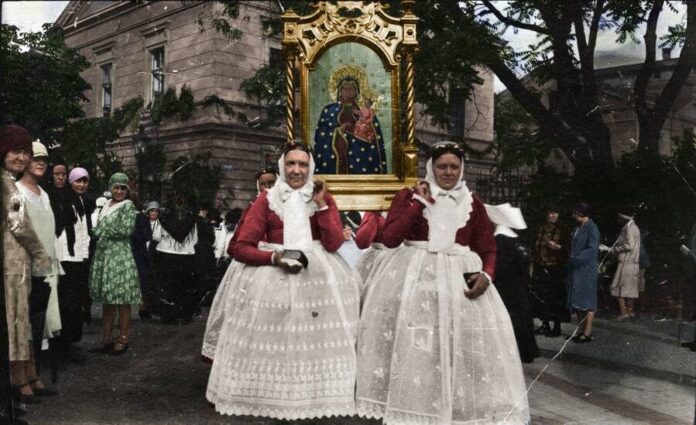 Bamberki z feretronem podczas procesji Bożego Ciała, 1928 r.