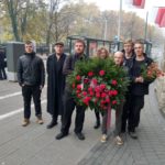 Politycy partii Razem złożyli kwiaty pod tablicą upamiętniającą Radę Robotników i Żołnierzy w Poznaniu