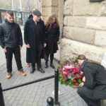 Politycy partii Razem złożyli kwiaty pod tablicą upamiętniającą Radę Robotników i Żołnierzy w Poznaniu