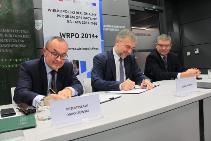 Marszałek Marek Woźniak podpisuje umowę MPD