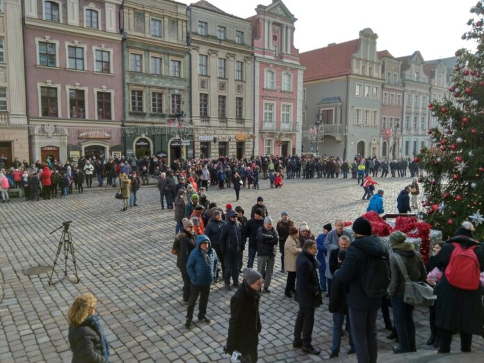Prezydenci rozdali flagi na Starym Rynku