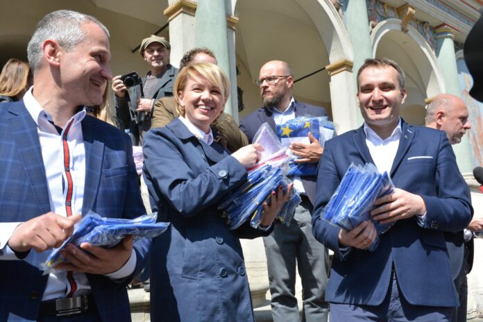 rozdawanie flag Mariusz Wiśniewski Jędrzej Solarski