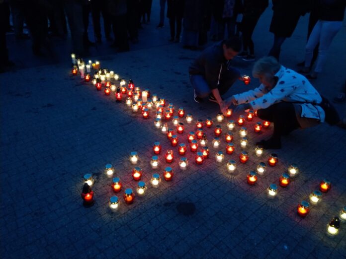 krzyż ze zniczy