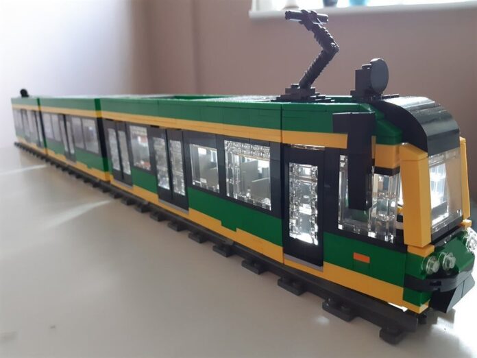tramwaj z klocków LEGO