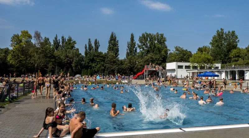 Dwa baseny w Poznaniu zamknięte!