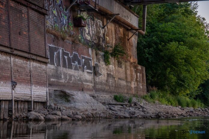 mur oporowy nad wartą fot. Sławek Wąchała
