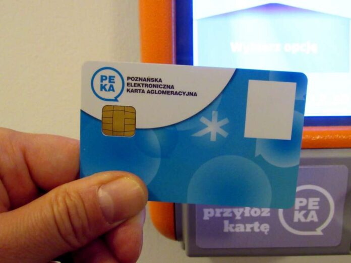 karta-PEKA-przy-czytniku fot. ZTM