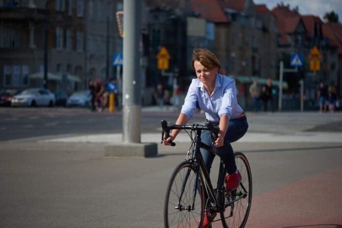 Jadwiga Emilewicz na rowerze