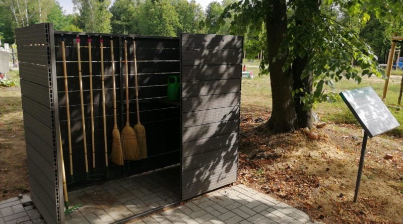 Poznań: Na cmentarzach ruszyły wypożyczalnie sprzętu ogrodniczego