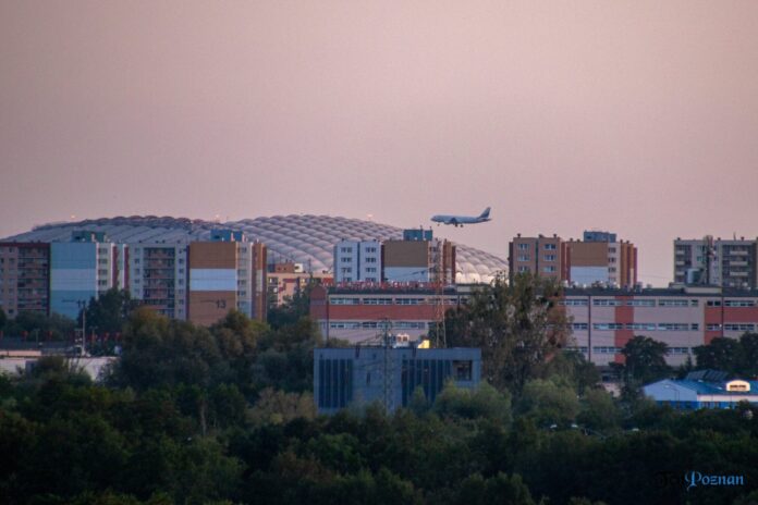 Stadion miejski osiedle Kopernika samolot fot. Sławek Wąchała
