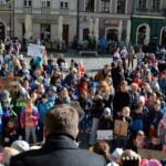 Poznań: Szkolny happening klimatyczny przed Ratuszem