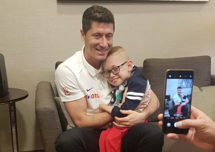 Robert Lewandowski i Franek Trzęsowski fot. FB Mój Syn Franek