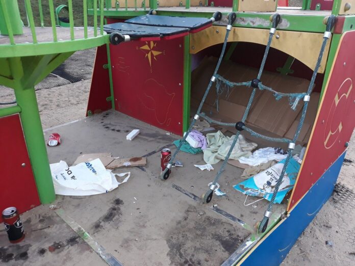 bezdomny zostawił po sobie śmieci na placu zabaw fot. straż miejska