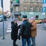 Poznań: Jak radni z policjantami przez zebrę na Jeżycach przechodzili