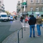 Poznań: Jak radni z policjantami przez zebrę na Jeżycach przechodzili