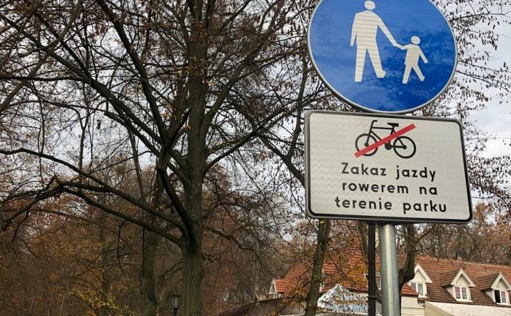 Poznań: Park Sołacki z tabliczkami dla rowerzystów