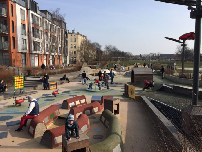 Plac zabaw w starym korycie Warty 1 fot. A. Rataj