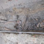 Poznań: Na placu Kolegiackim nowe odkrycia! Archeolodzy znaleźli niezwykły szkielet...