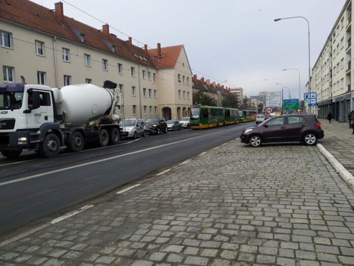 ciężarówka zablokowała tramwaj fot. Karolina
