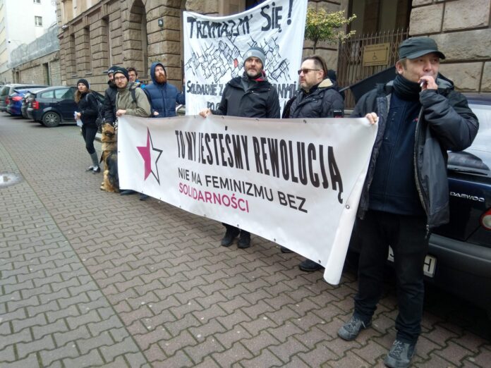pikieta solidarnościowa przed sądem
