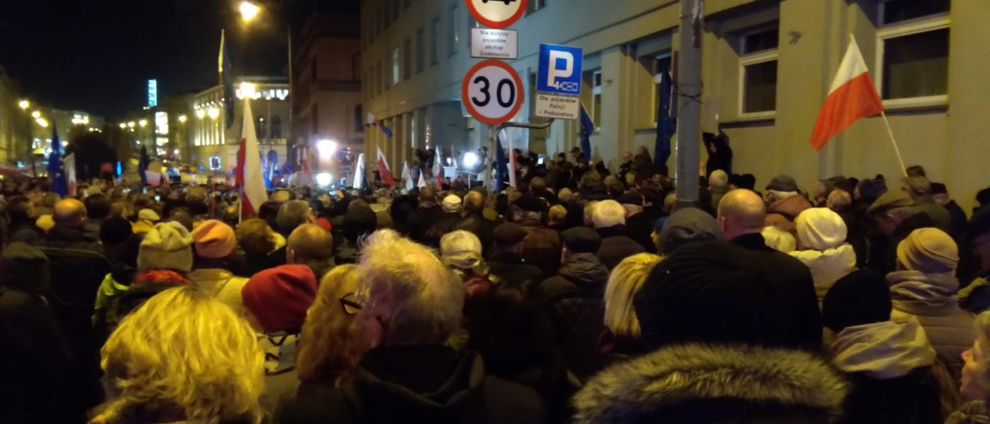 protest KOD przed Sądem Okręgowym w Poznaniu