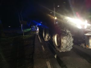Grodzisk: Zderzenie samochodu z... ciągnikiem rolniczym. Kierowca trafił do szpitala