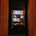 Poznań: Aktywiści Extinction Rebellion zakleili bankomaty. Za finansowanie inwestycji węglowych