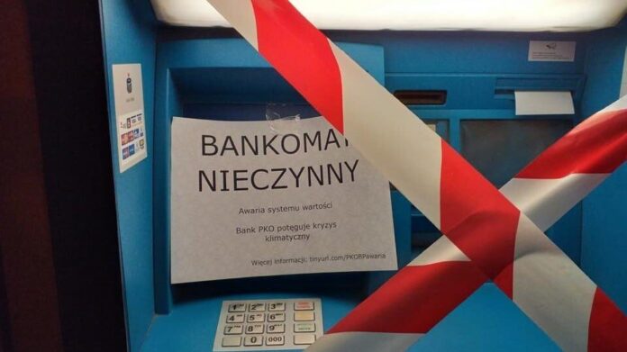 bankomat fot. Extinction Rebellion