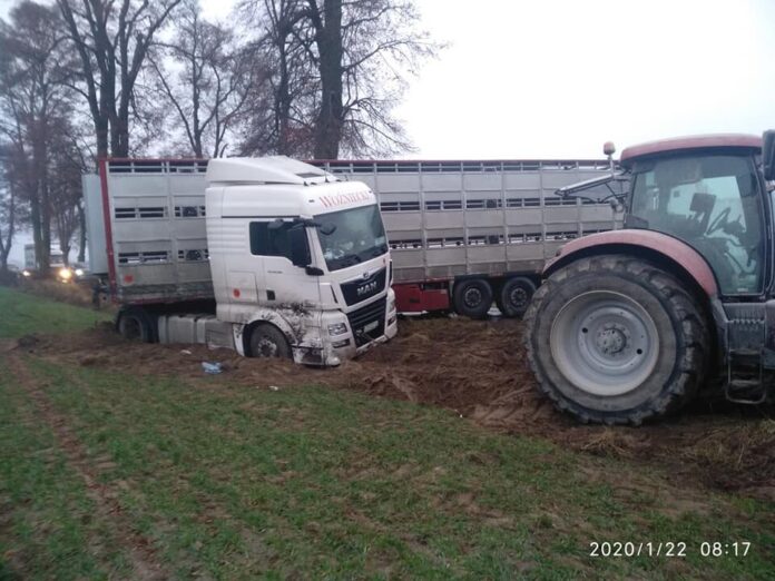 ciężarówka zablokowała drogę fot. OSP Osieczna (4)