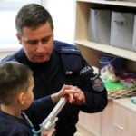 Poznań: Policjanci odwiedzili dzieci. Z prezentami