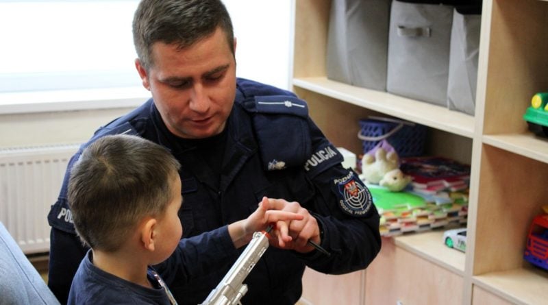 Poznań: Policjanci odwiedzili dzieci. Z prezentami