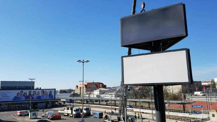 Nielegalne reklamy fot. UMP