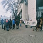 Poznań: Społecznicy demonstrowali w obronie drzew. przed Atanerem