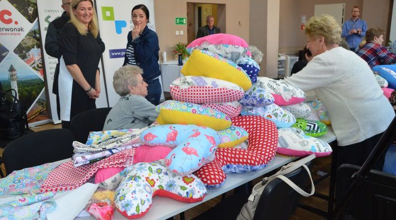 Poznań: W Promnicach szyją poduszki dla pacjentek