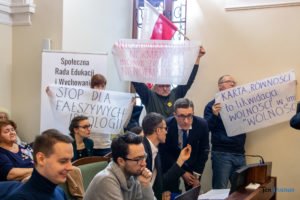Poznań: Modlitwa w urzędzie nie pomogła. Radni przyjęli Europejską Kartę Równości