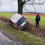 Oborniki: Nietrzeźwy kierowca zakończył jazdę na... drzewie