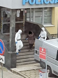 Poznań: Przyjechała na policję z kwarantanny, bo... dali jej kiełbasę, a ona jest wegetarianką