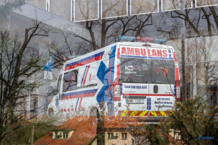 Poznań Akademik Polonez #zostańwdomu ambulans karetka pogotowie kwarantanna