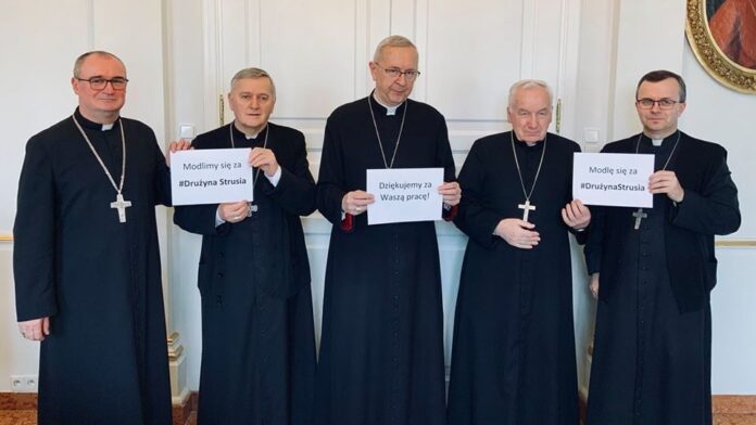 Poznańscy biskupi modlą się za Dużynę Strusia fot. Archidiecezja Poznańska