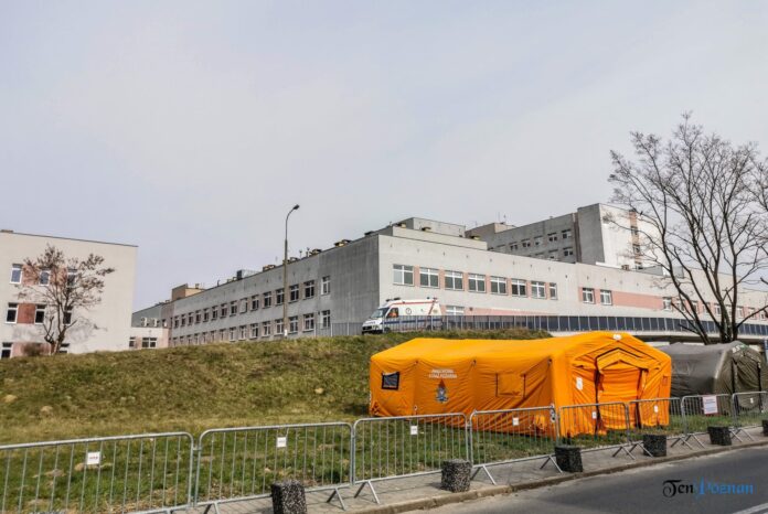 Szpital Zakaźny Szwajcarska ambulans fot. Sławek Wąchała
