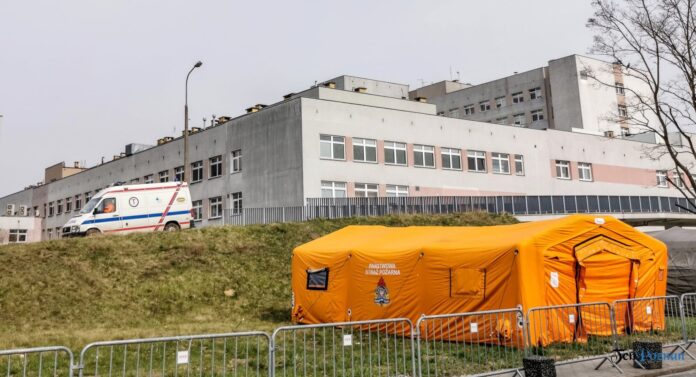 Szpital Zakaźny Szwajcarska ambulans fot. Sławek Wąchała