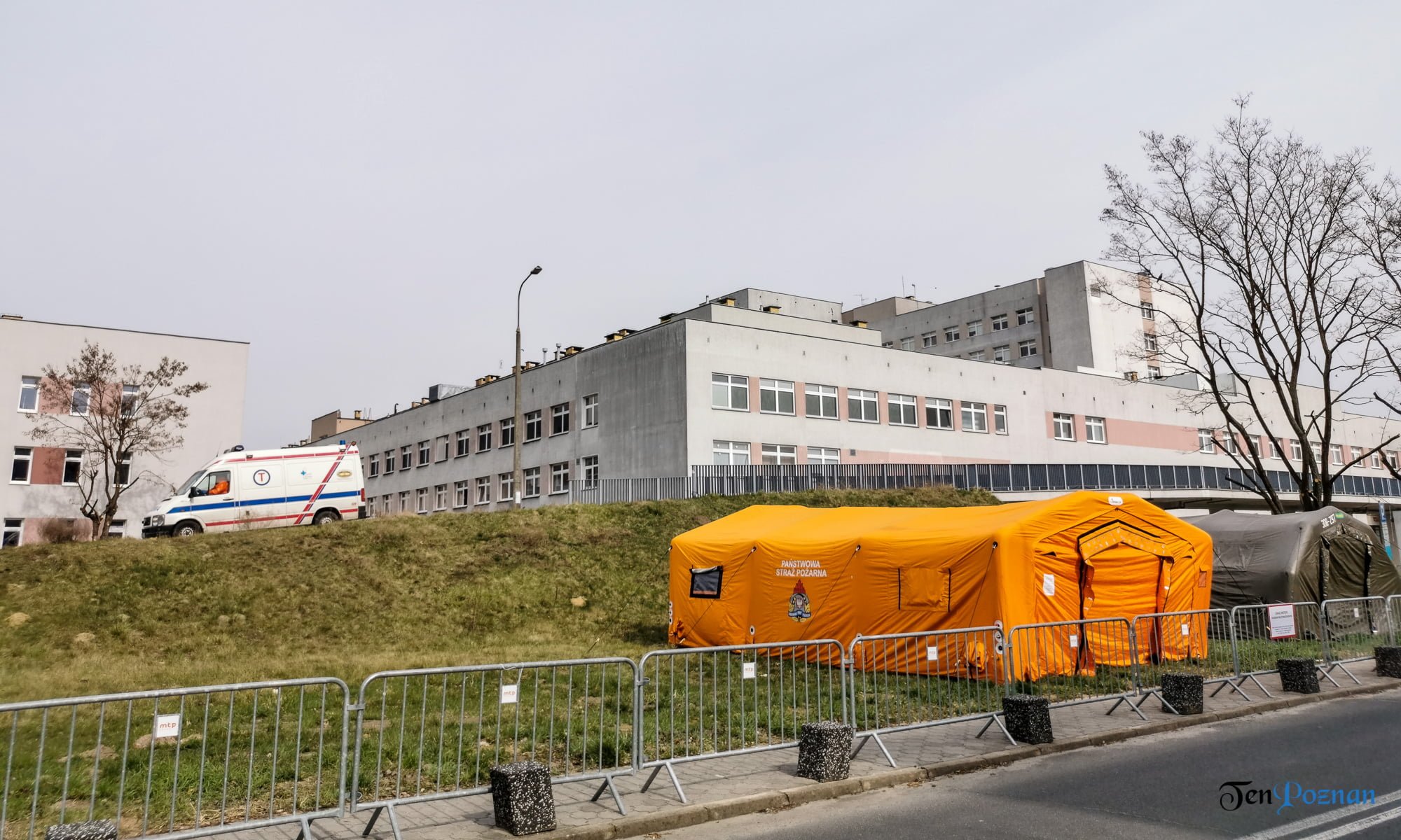 Szpital Zakaźny Szwajcarska ambulans fot. Sławek Wąchała