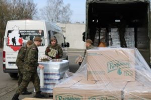 Nowy Tomyśl: Terytorialsi dostarczyli 4 tony żywności dla potrzebujących
