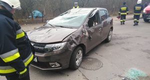 Szamotuły: Zderzenie dwóch samochodów w Pniewach. Jedna osoba jest ranna