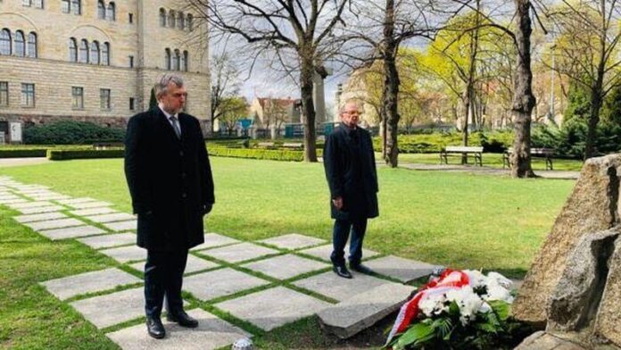 Marek Woźniak składanie kwiatów fot. UMWW
