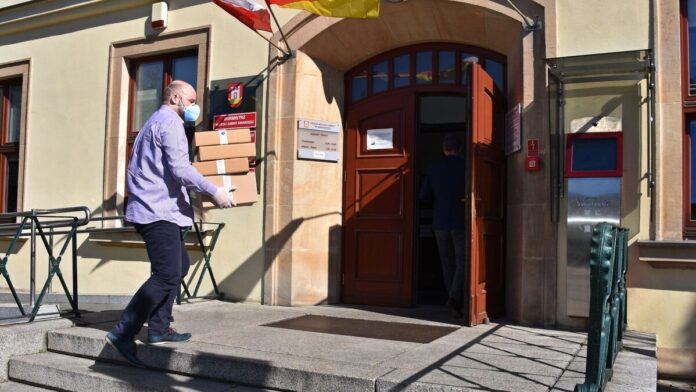 przyłbice od Tulplastu fot. UMiG Swarzędz