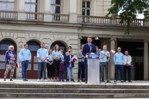 Poznań: Setki ludzi na spacerze z prezydentem Trzaskowskim